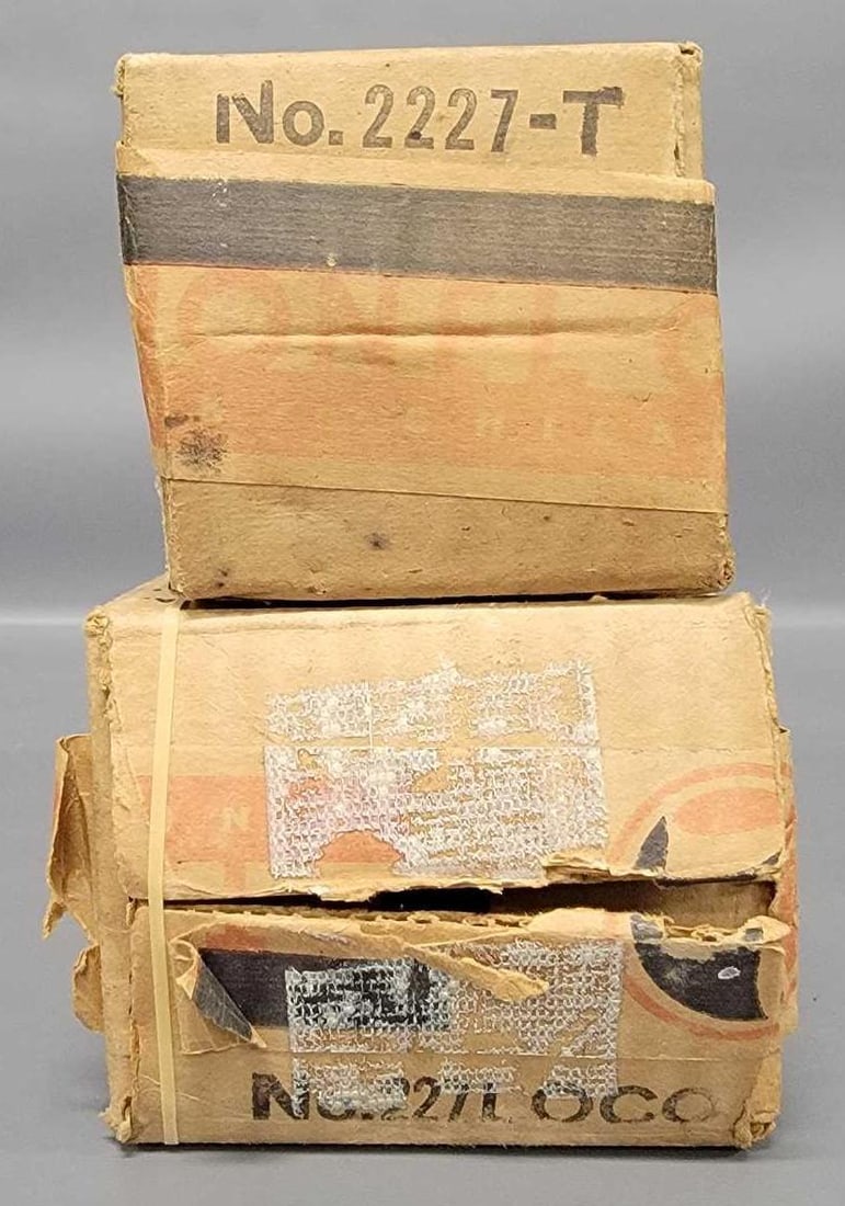 Lionel prewar O gauge 227 switcher and 2227T tender original boxes ONLY: Lionel prewar O gauge 227 switcher and 2227T tender original boxes only, the locomotive box is complete but the tender box is missing three flaps from the opened end as seen in the photos.