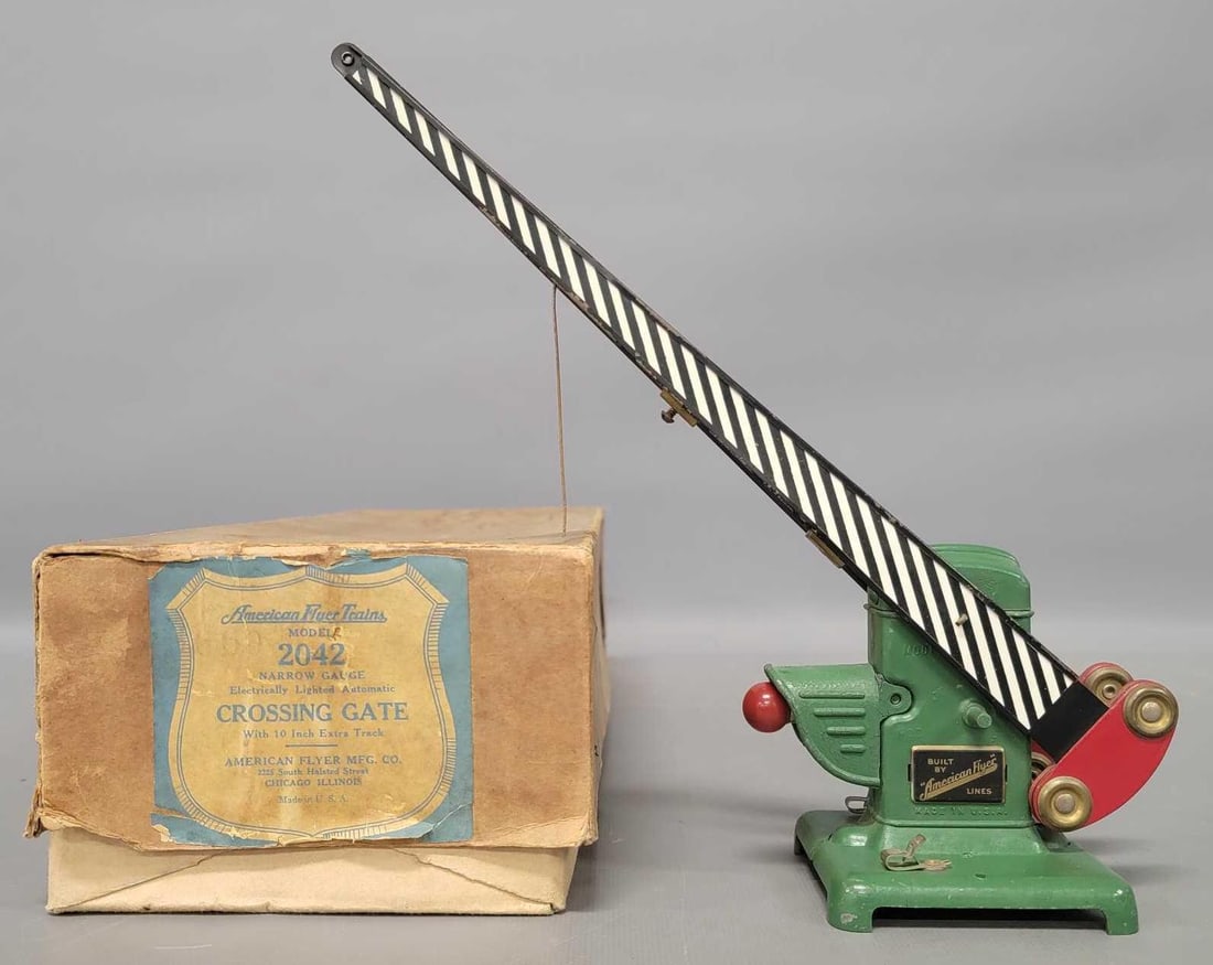 American Flyer prewar 2042 crossing gate in original box (1 of 9)