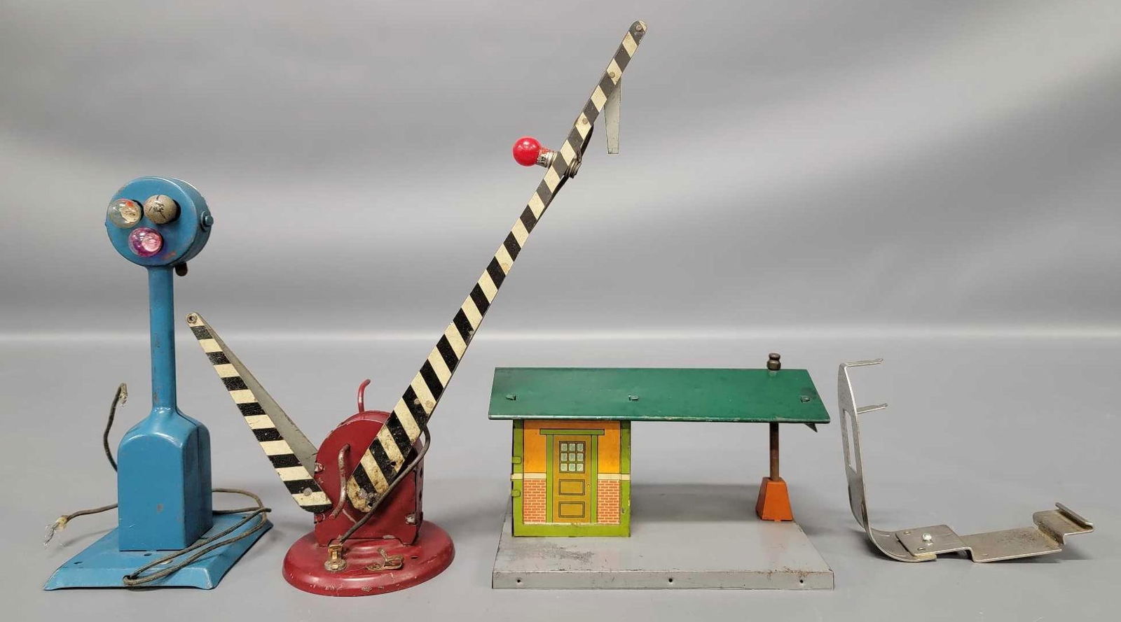 Group of American Flyer Prewar accessories (1 of 6)