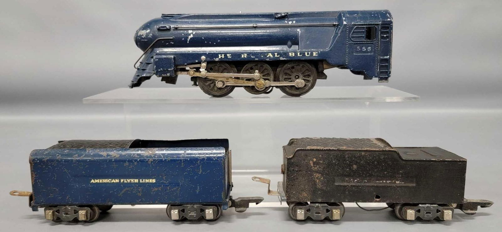 American Flyer Prewar narrow gauge O 556 steam locomotive with two tenders: American Flyer Prewar narrow gauge O The Royal Blue 556 steam locomotive with 556Cand 564 tenders. Sold as-is as seen in the photos with no returns.