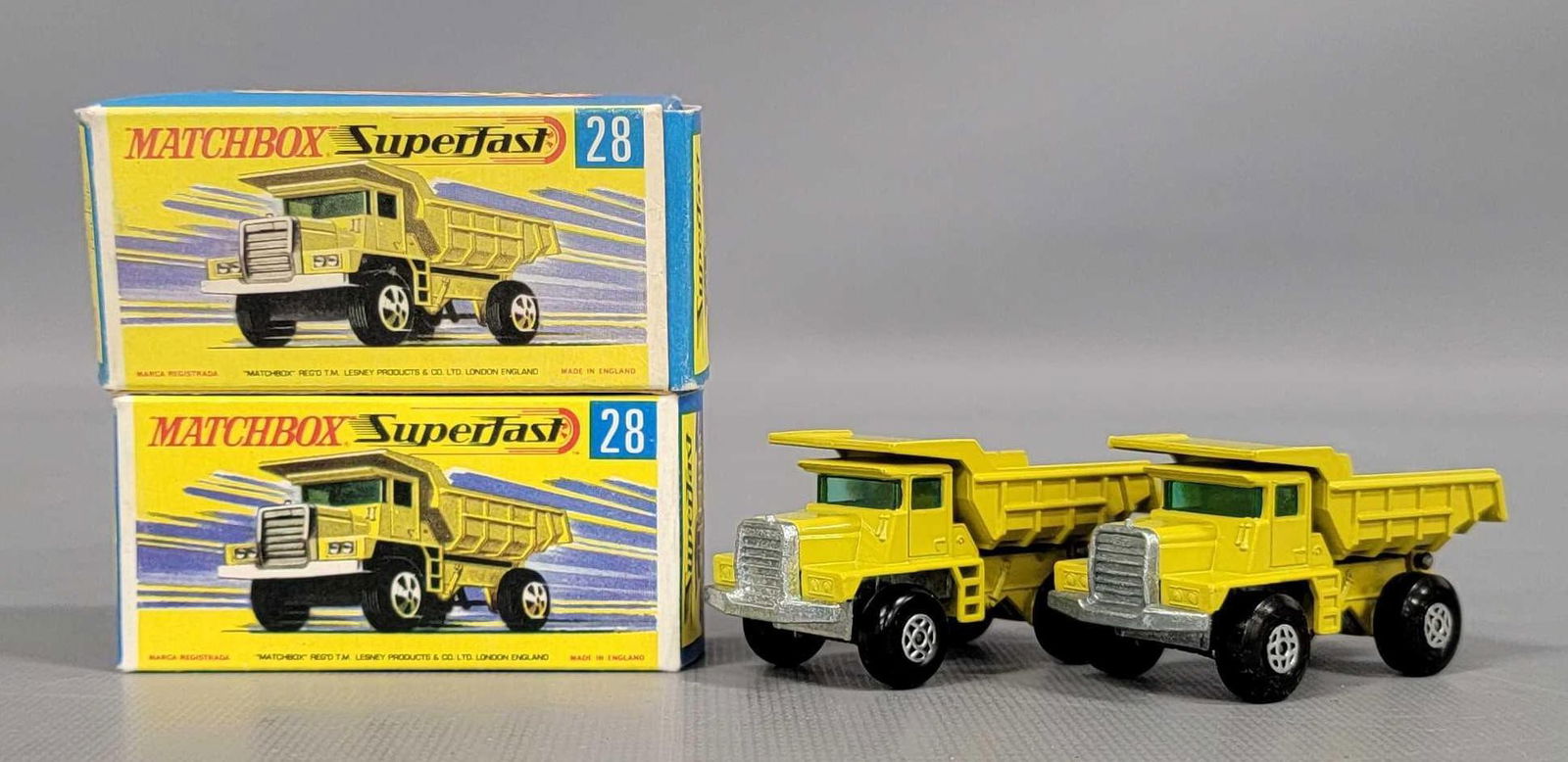 Matchbox Superfast 28 two Mack Dump Trucks with red axle cover/black axle cover in F1 box (1 of 11)