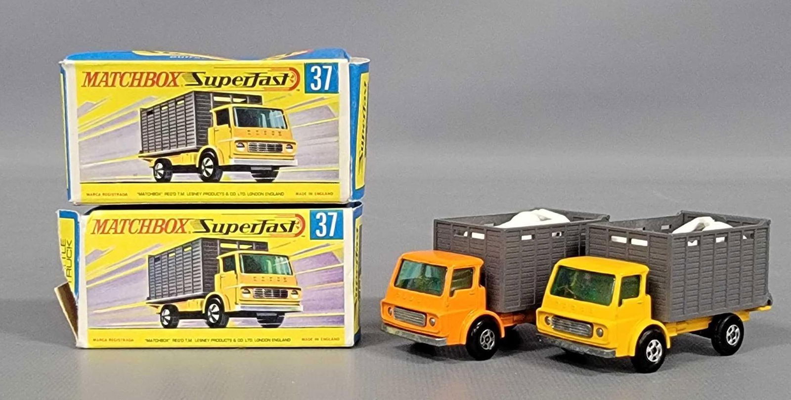 Matchbox transitional Superfast 37 two Cattle Trucks with Cattle in F1 boxes (1 of 11)