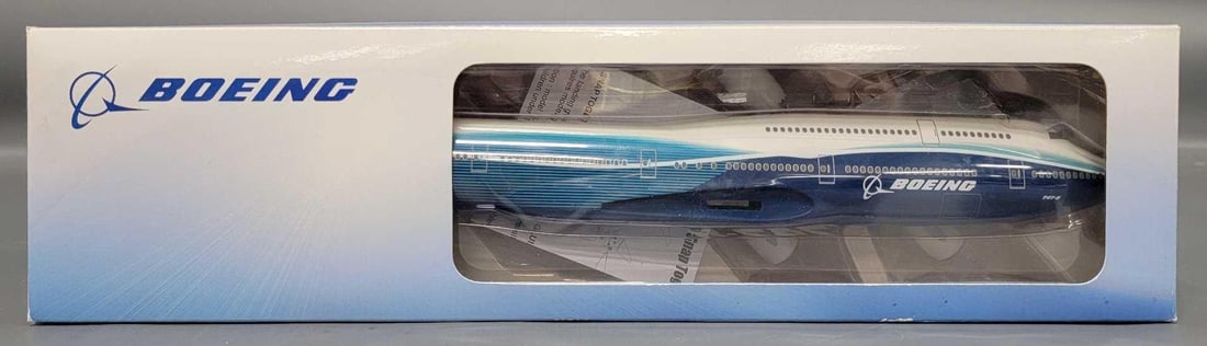 Hogan Wings 1/200 Boeing Commercial Airplanes in original box: Hogan Wings 1/200 scale Boeing Commercial Airplanes in excellent condition in original open box with all parts accounted for as seen in the photos.