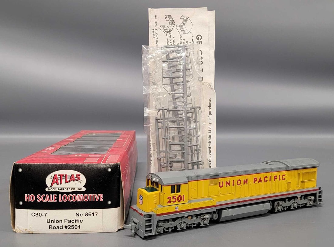 Atlas HO Union Pacific diesel locomotive in OB (1 of 11)