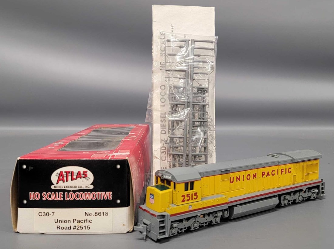 Atlas HO Union Pacific diesel locomotive in OB (1 of 10)