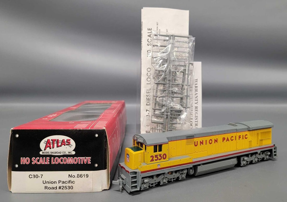 Atlas HO Union Pacific diesel locomotive in OB (1 of 10)