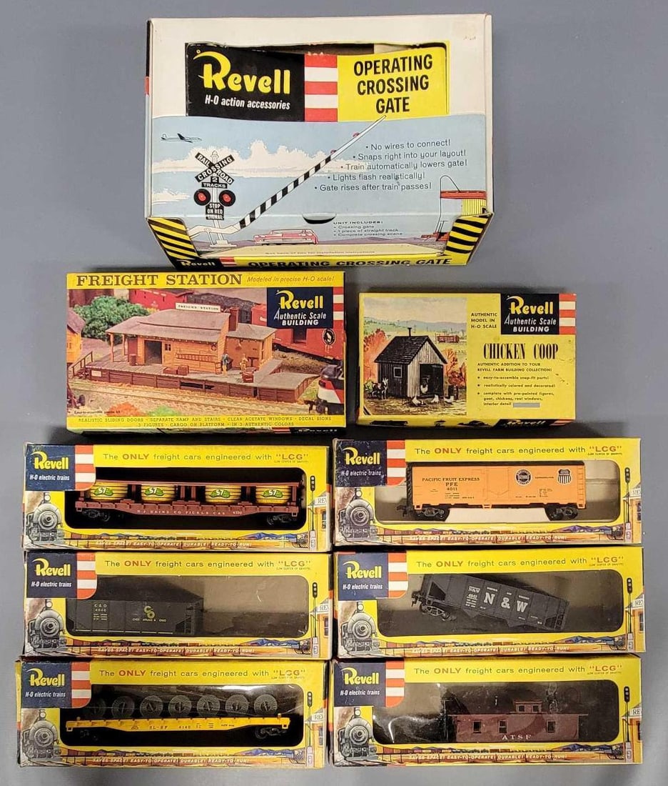 Group of Revell HO trains and buildings in original boxes (1 of 9)