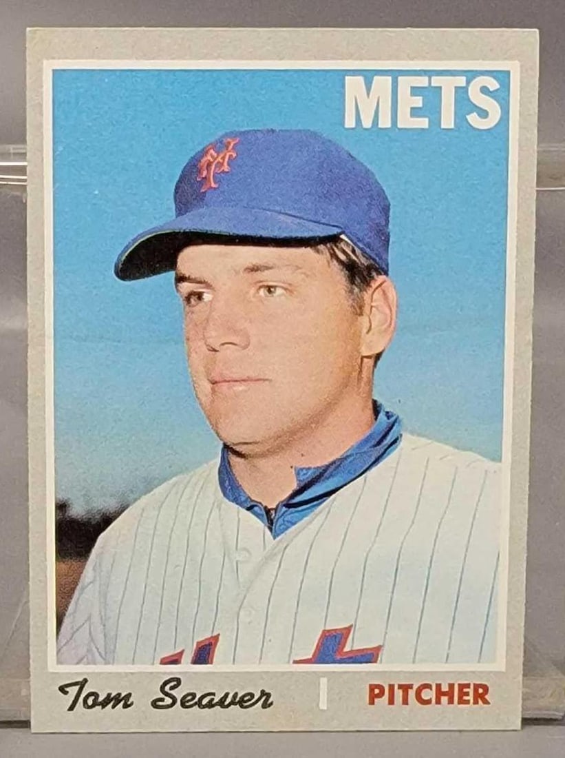 1970 Topps baseball #300 Tom Seaver: 1970 Topps baseball number 300 Tom Seaver, has a crease across his face through his nose and lower ear as seen in the photos.
