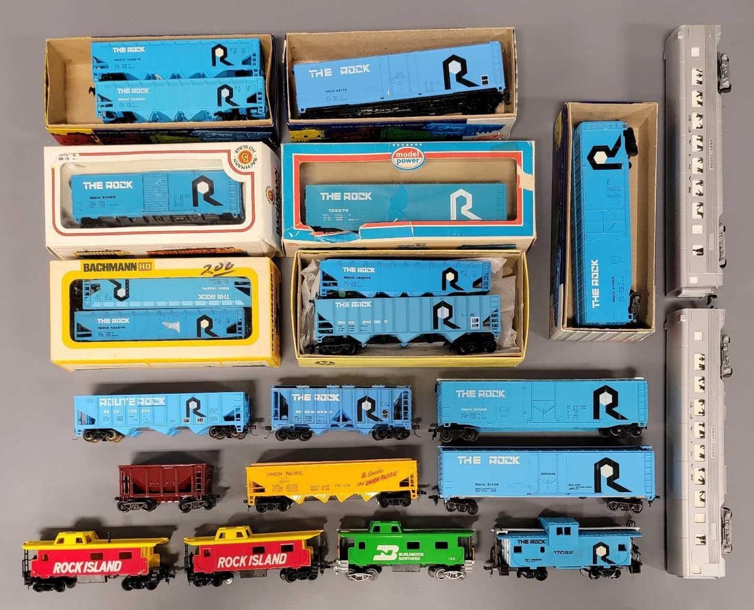 Group of mixed manufacturer HO scale rolling stock (1 of 3)