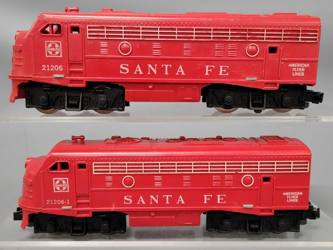 American Flyer S gauge 21206 and 21206-1 Santa Fe F9 diesel locomotive set: American Flyer S gauge 21206 and 21206-1 Santa Fe F9 diesel locomotive set, shows light run time, 21206 is missing part f the nose logo but other wise is C7 as seen in the photos.
