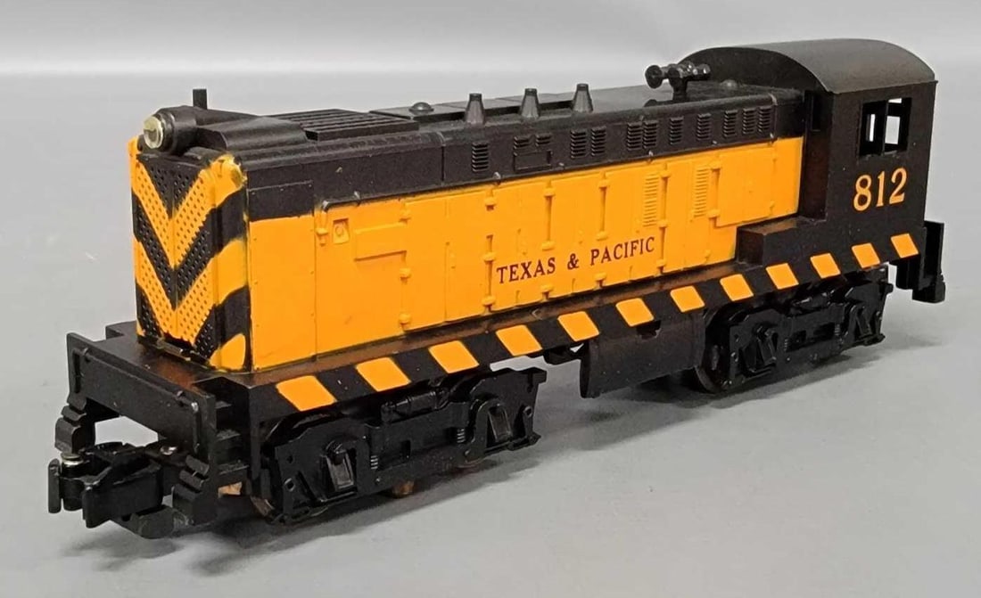 American Flyer S gauge 21812 Texas and Pacific Baldwin switcher diesel locomotive: American Flyer S gauge Texas and Pacific Baldwin switcher locomotive, shows light run time and has no screw cracks, C7 as seen in the photos.