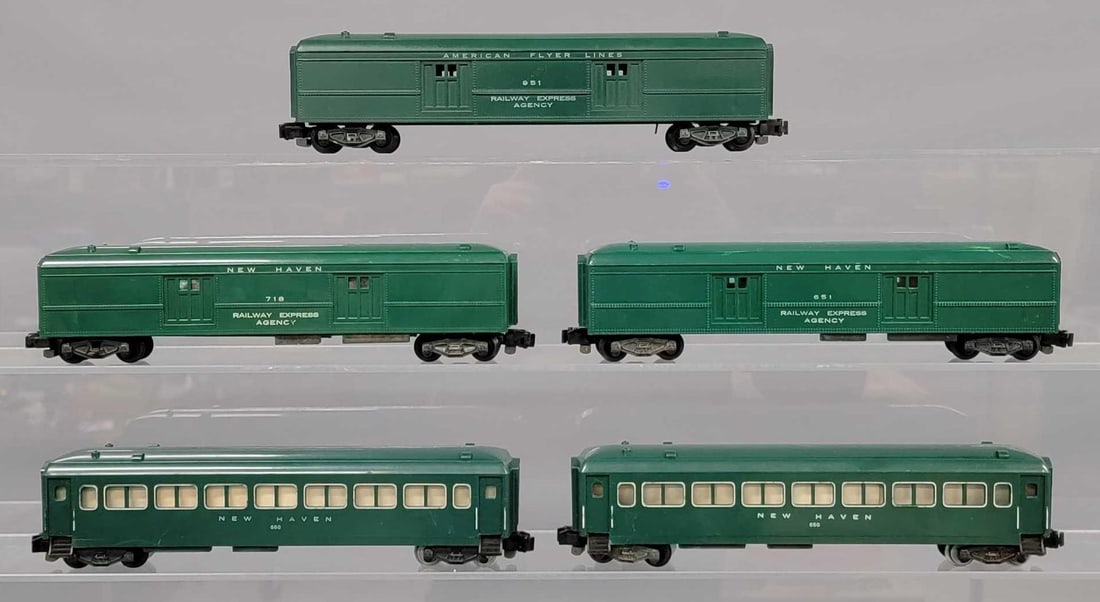Five American Flyer S gauge New Haven passenger cars: Five American Flyer S gauge New Haven passenger cars to include 718 mail pick-up car, 951 baggage car, 651 baggage car with scratches and some fading on roof of car and two 650 coach cars. Cars show l