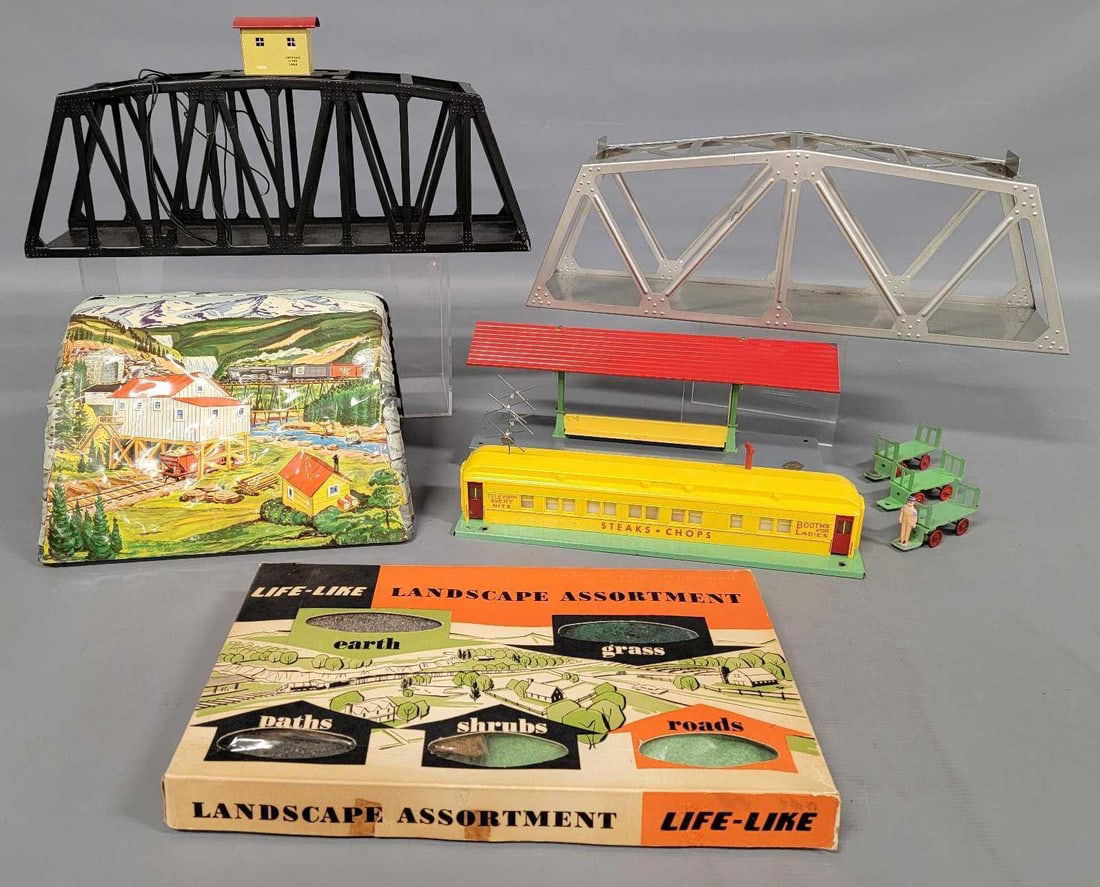 Mixed group of American Flyer and Marx accessories (1 of 5)