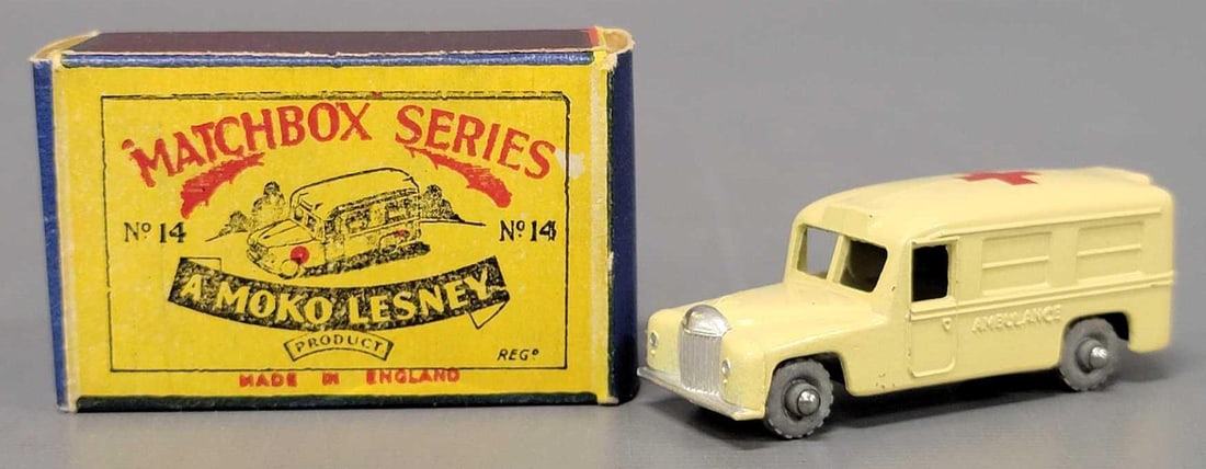 Outstanding Matchbox Moko Lesney 14 Ambulance in original box (1 of 11)