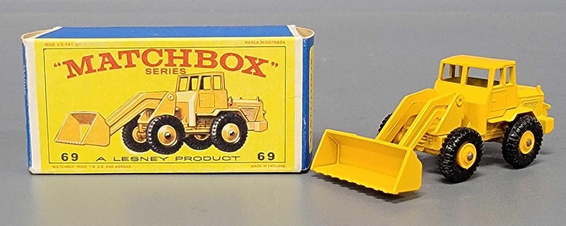 Matchbox 69 Hatra Tractor Shovel in original box (1 of 11)