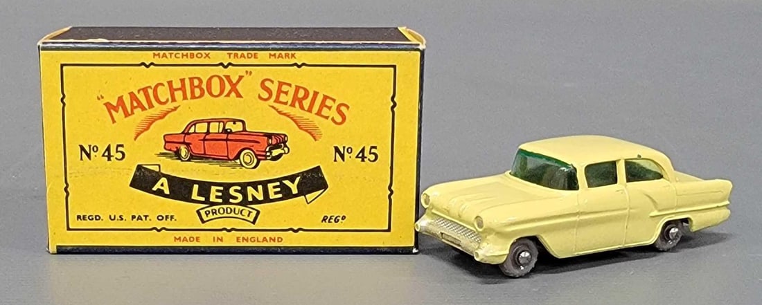 Matchbox 45 Vauxhall Victor in original box: Matchbox 45 Vauxhall Victor with gray plastic wheels in very good condition, in a very good B5 original box as seen in the photos.