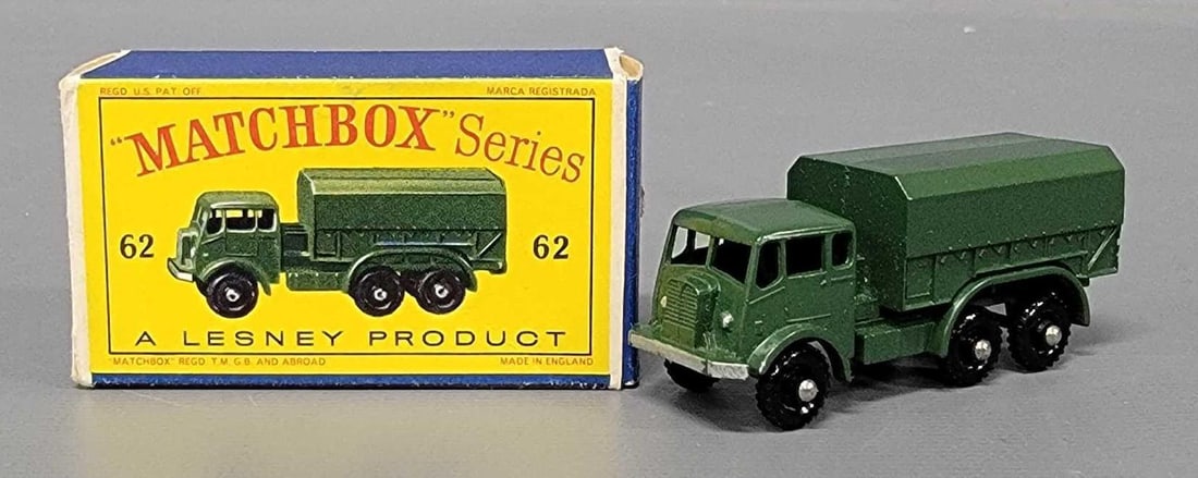 Matchbox 62 General Service Truck in original box: Matchbox 62 General Service Lorry with black plastic wheels, in near mint condition in a very good D2 Serif original box as seen in the photos.