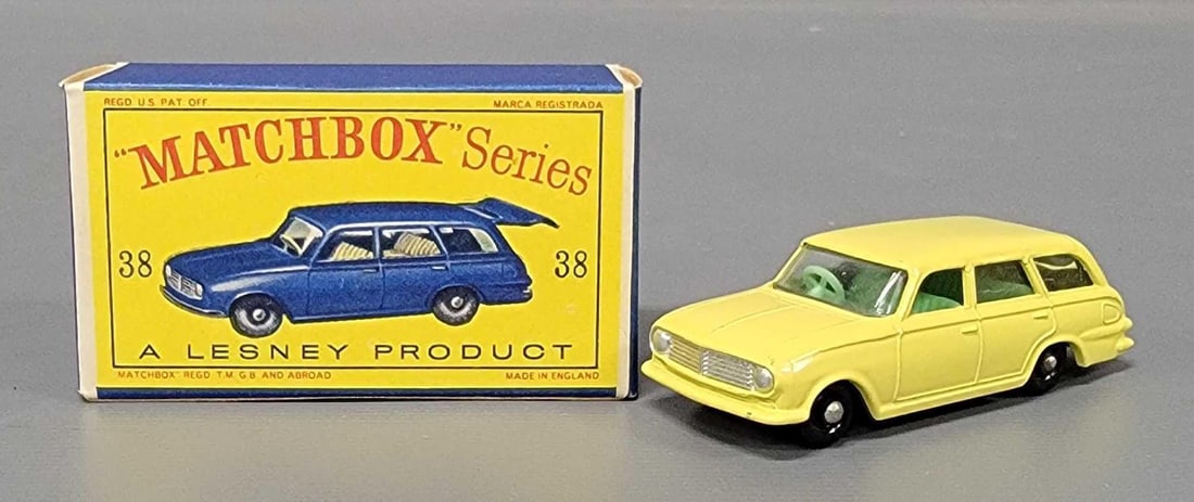 Matchbox 38 Vauxhall Victor Estate Car in original box: Matchbox 38 Vauxhall Victor Estate Car with black plastic wheels, in near mint condition in an excellent D2 original box as seen in the photos.