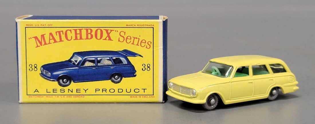 Matchbox 38 Vauxhall Victor Estate Car in original box: Matchbox 38 Vauxhall Victor Estate Car with gray plastic wheels, in excellent condition in an excellent D2 original box as seen in the photos.