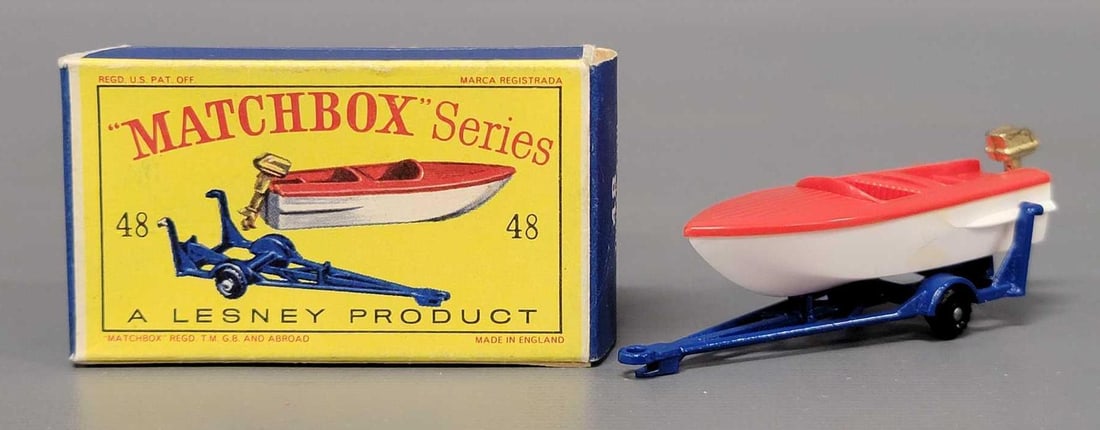Matchbox 48 Trailer with removable Sports Boat in original box: Matchbox 48 Trailer with removable Sports Boat with black plastic wheels, red over white, in near mint condition in a very good D2 original box as seen in the photos.