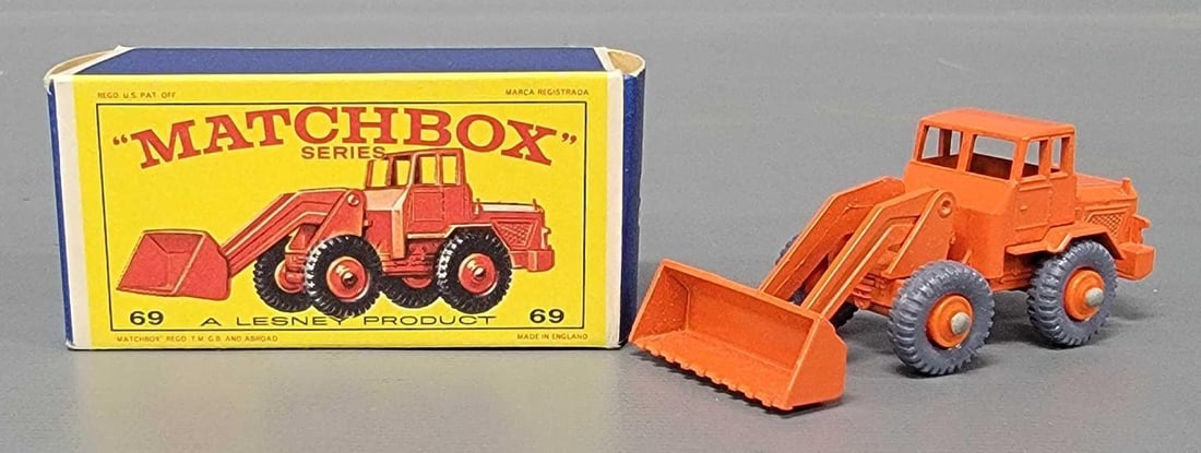 Matchbox 69 Hatra Tractor Shovel in original box (1 of 11)