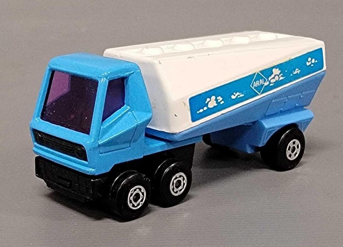Matchbox Superfast 83 Freeway Gas Tanker: Matchbox Superfast 63 Aral Freeway Gas Tanker white and blue in very good condition without original box as seen in the photos.