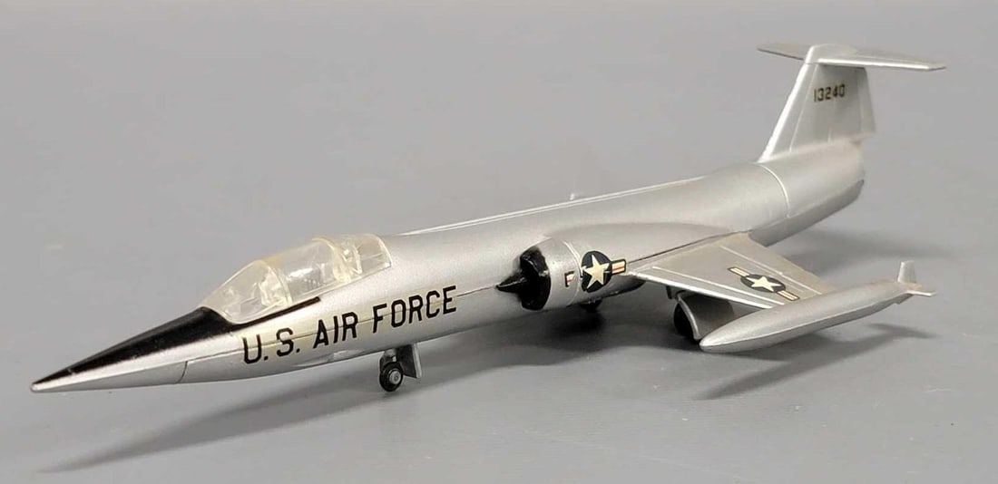 Aero-Mini die cast F-104J USAF jet: Aero-Mini die cast F-104J USAF jet in excellent condition as seen in the photos.