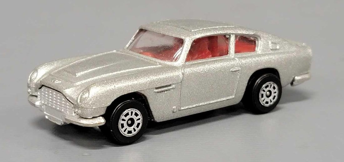 Corgi ToysJames Bond Aston Martin DB5 with ejector seat and figures (1 of 8)