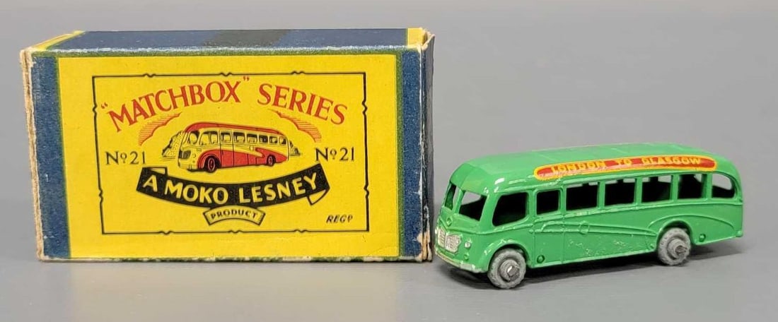 Moko Lesney Matchbox No 21 Green Long Distance Coach  in original box (1 of 11)