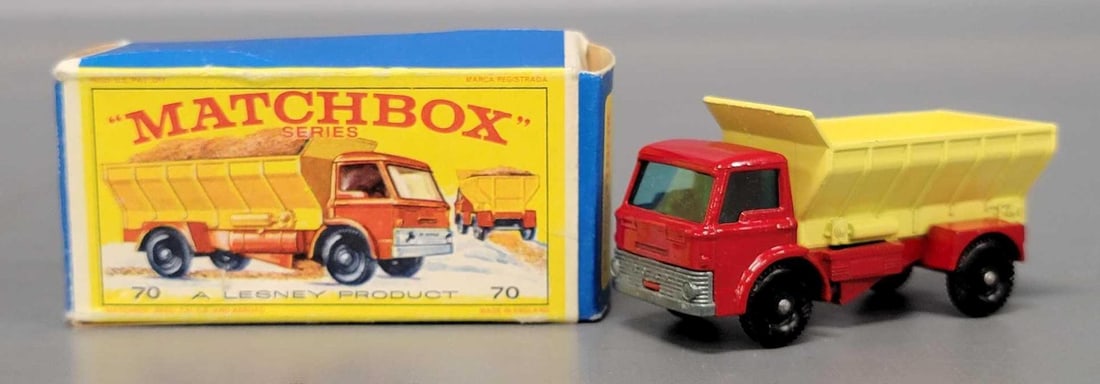 Matchbox No 70 Grit-spreading Truck in original box: Matchbox No 70 Grit-spreading Truck with black plastic wheel in nea mint to mint condition in a very good E4 original box as seen in the photos.