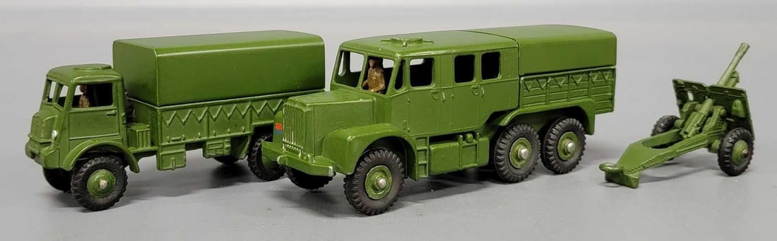 Three Dinky Toys Military Trucks and 25PR Gun: Three Dinky Toys Military Trucks and 25PR Gun. Consists of No 623 Army Wagon, No 689 Medium Artillery Tractor and 25 PR Gun. All are in excellent condition as seen in the photos.