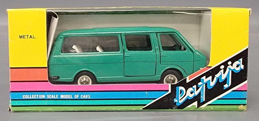 Green RAF 1/43 No RAF-2203 Passenger van in original box: Green RAF 1/43 scale No RAF-2203 Passenger Van in mint condition in a very good original box as seen in the photos.