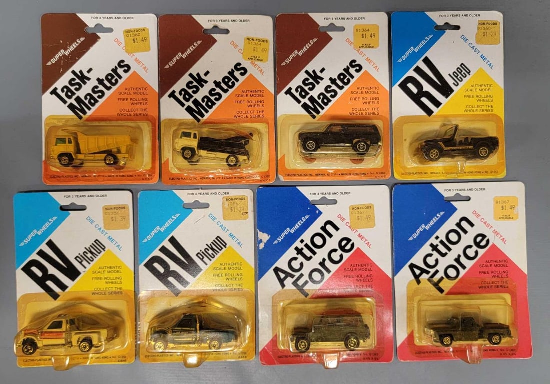 Eight Super Wheels cars, trucks and construction vehicles in blister packs (1 of 5)