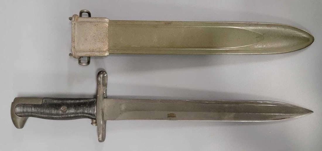 US 1942 M1 Garand Bayonet with sheath: US 1942 M1 Garand Bayonet with sheath and PAL and US 1942 on the blade in excellent to near mint condition as seen in the photos.