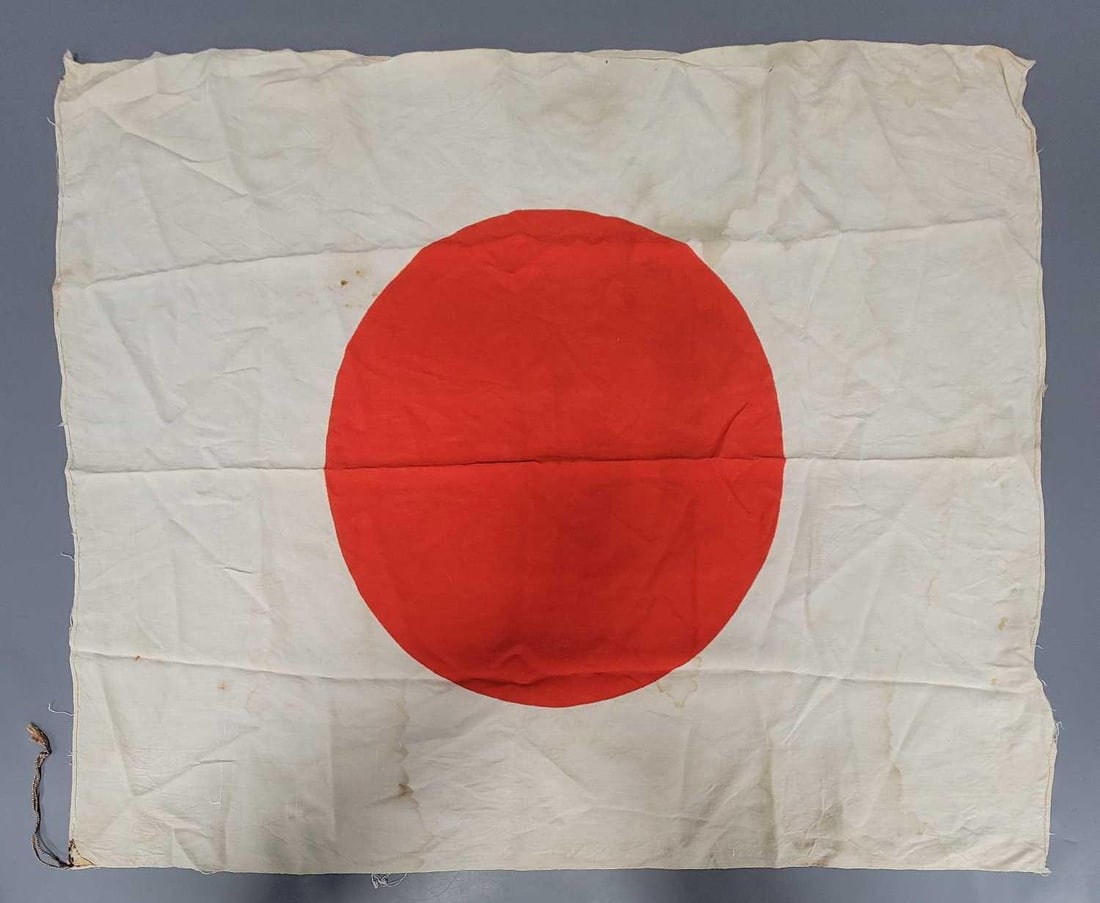 WWII Cotton Japanese "Meatball" Flag: WWII Cotton Japanese "Meatball" Flag measure 30 x 25 inches in good condition as seen in the photos.