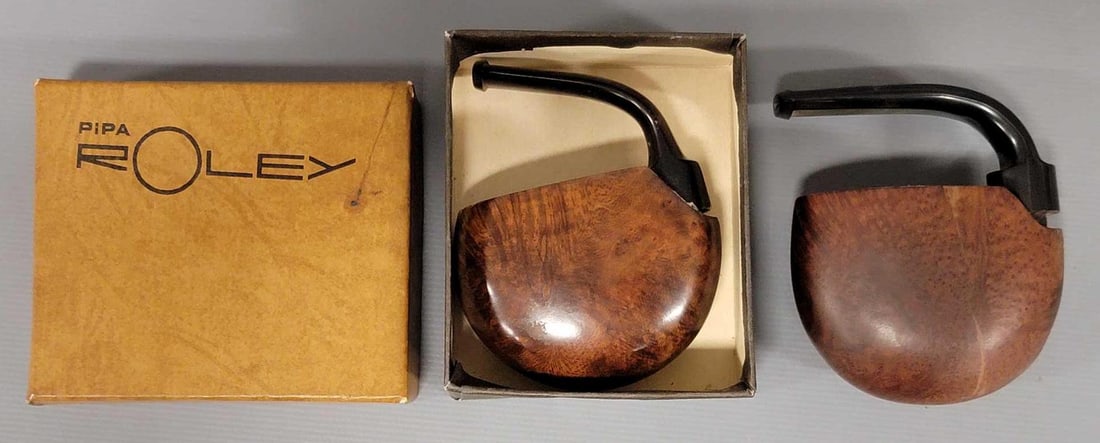 2 Vintage Roley pipes: 2 Vintage Roley pipes. One is in the original box the other is loose in very good to excellent condition as seen in the photos.