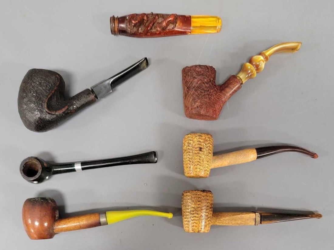 7 Vintage Tobacco Pipes: 7 Vintage Tobacco Pipes of different makers and styles, Dr. Grabow Corn Cob pipe, Missouri Meerschaum Corn Cob pipe, and other unknown makers. All are in good to very good condition as seen in the pho