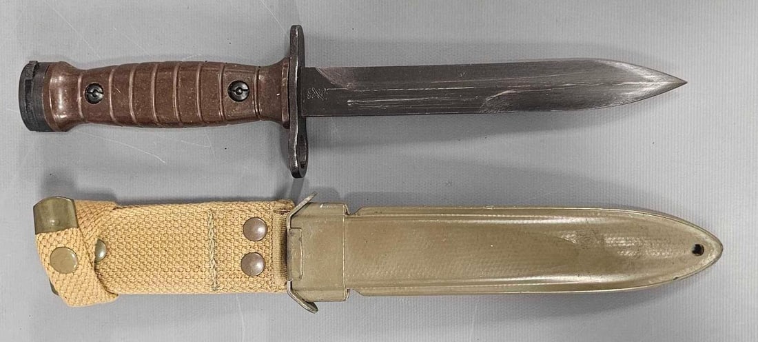 Italian made US carbine bayonet with scabbard: Italian made US carbine bayonet with scabbard, numbered 138584 on one side of blade and is stamped A.E.T. 1960 on the opposite side. Overall in excellent condition as seen in the photos.