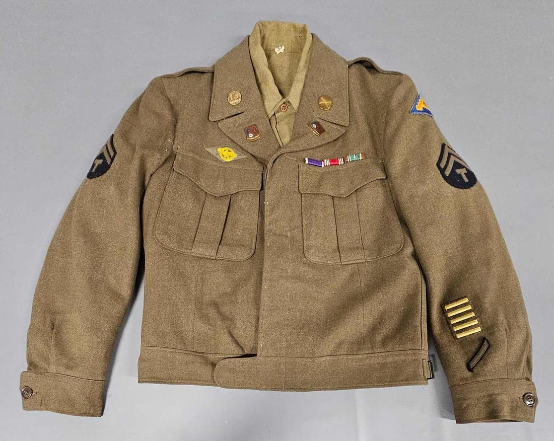 WWII US Army "Ike" Jacket and shirt: WWII US Army "Ike" Jacket and shirt with badges and bars in excellent condition as seen in the photos.