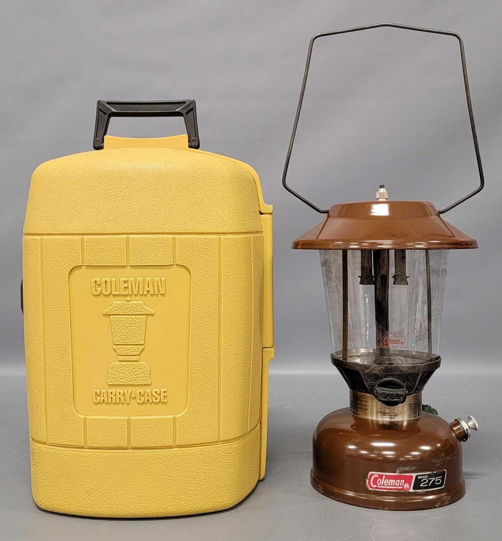 1981 Coleman model 275A lanter in original case: 1982 Coleman model 275A lanter with heat damage on the knob area in original case in very good condition as seen in the photos.
