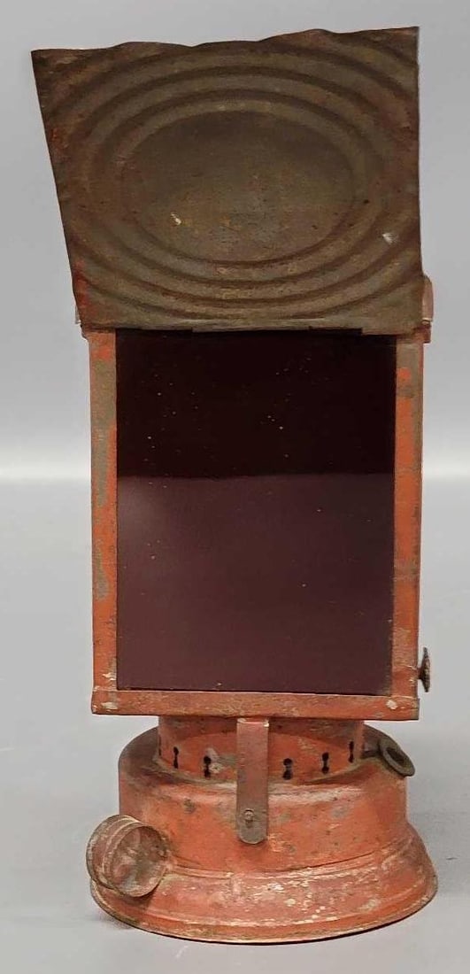 Antique darkroom lantern: Antique darkroom lantern with red glass, measures 9 3/8 inches tall and is in good to very good condition as seen in the photos.