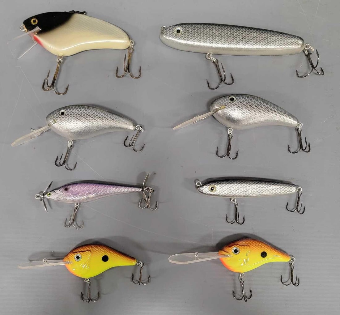 Eight crank and topwater fishing lures: Eight crank and topwater fishing lures consisting of seven different size crankbaits and one topwater rattle lure. Unknown manufacturer in mint condition as seen in the photos.