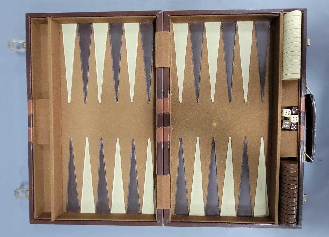 Vintage Backgammon set: Vintage Backgammon butterscotch, cream and brown set missing dice cups in very good condition as seen in the photos.