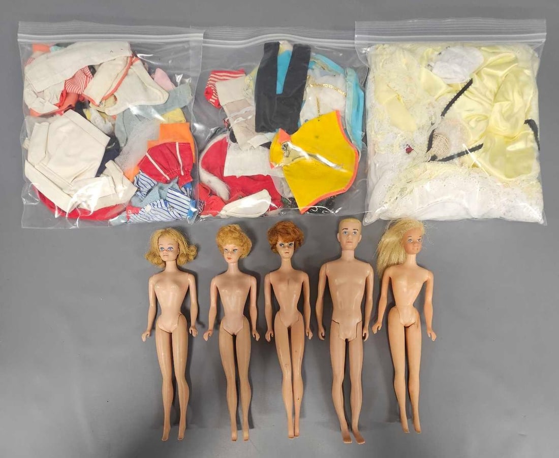 Five vintage Barbie and Ken dolls by Mattel with a big mixture of clothes and shoes (1 of 8)