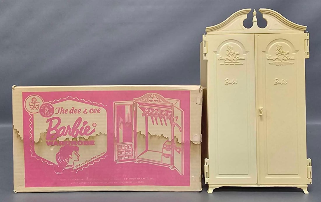 Vintage 1962 The Dee & Cee Barbie Wardrobe cat no 1463: Vintage The Dee and Cee Barbie Wardrobe cat no 1463 made in Canada by Dee and Cee toy co limited, a division of Mattel under license to Kiddie Brush and Toy Co. is in very good condition. It does show