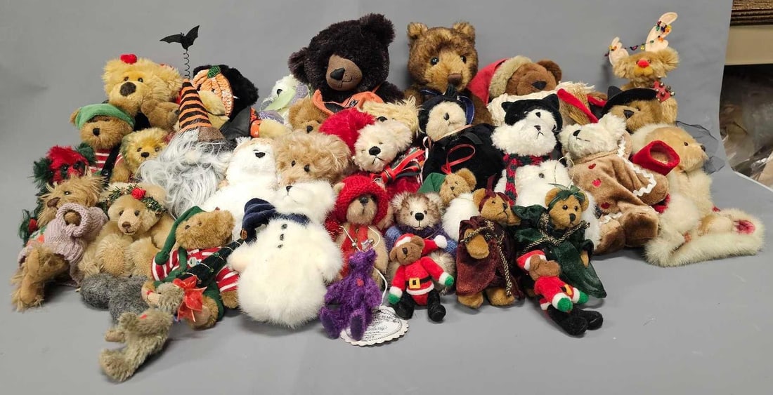 Huge group of mixed holiday artisan bears: Huge group of mixed holiday artisan bears in excellent condition some of which include Boyds bears, Little Critters, Gund, and many more as seen in the photos.