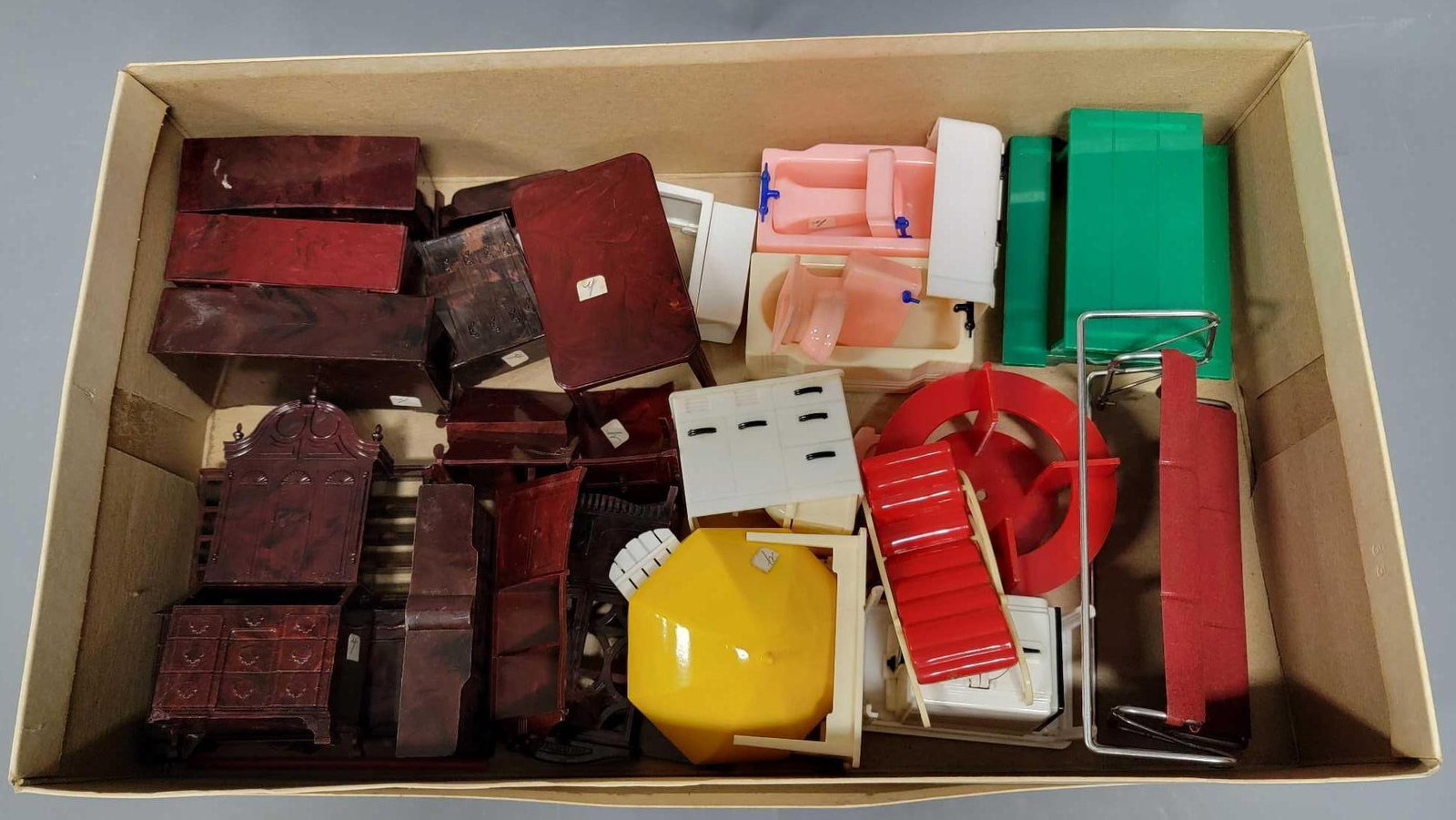 Vintage Renwal dollhouse furniture: Vintage Renwal dollhouse furniture in excellent condition, some of which include bedroom furniture, bathroom sets, and outdoor seating furniture as seen in the photos.