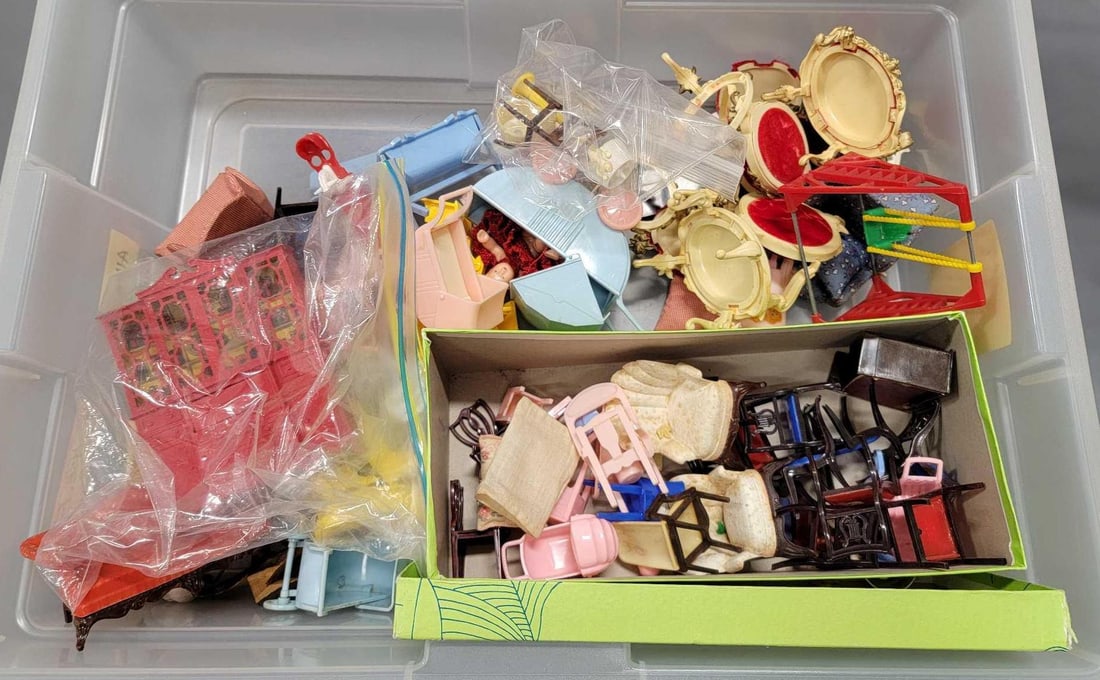 Mixed group if vintage miniature dollhouse furniture: Mixed group of vintage miniature dollhouse furniture sold as is in fair to excellent condition as seen in the photos.
