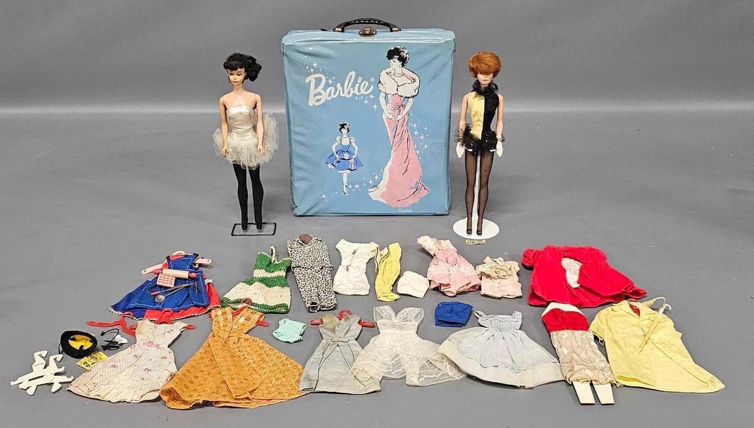 Vintage 1962 blue Barbie Ponytail carrying case with dolls and clothes by Mattel (1 of 18)
