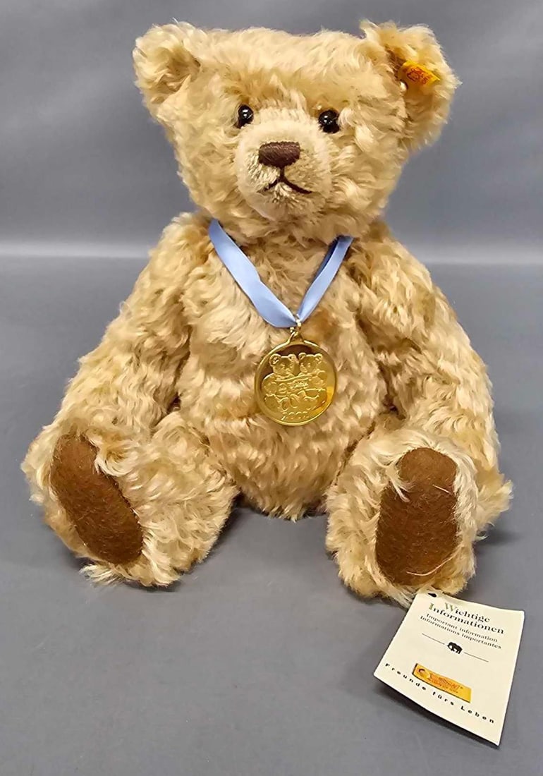 Steiff 9 inch 2002 Danbury Mint Button in Ear medal teddy bear (1 of 6)